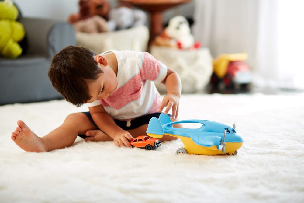 ⁦ליין ירוק - מטוס מטען עם מכונית Green Toys⁩ – תמונה ⁦2⁩